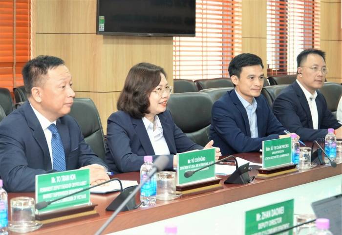 Bà Vũ Thị Chân Phương, Chủ tịch SSC, cùng đoàn làm việc tại phiên họp với MAS chiều 30/9. Ảnh: SSC