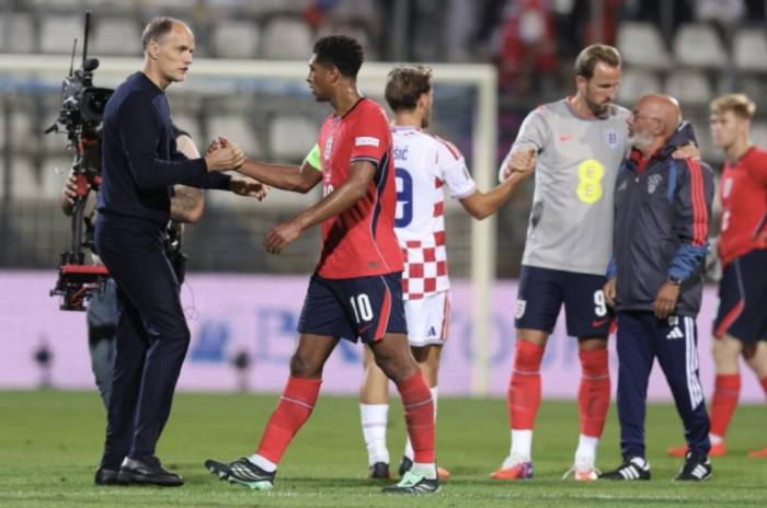 HLV Thomas Tuchel (trái) bắt tay Jude Bellingham sau trận. Ảnh: AFP