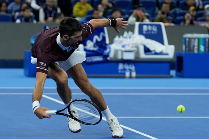 Djokovic trả bóng trong trận gặp Bu Yunchaokete ở vòng hai Trung Quốc Mở rộng, trên sân Diamond thuộc Trung tâm Quần vợt Quốc gia tại Bắc Kinh, Trung Quốc ngày 2/10/2026. Ảnh: AP