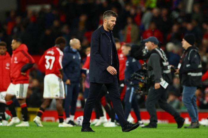 HLV Man Utd Michael Carrick thất vọng sau khi bị Tottenham cầm hòa 1-1 trên sân Old Trafford ở vòng 6 Ngoại hạng Anh ngày 10/10/2026. Ảnh: Reuters