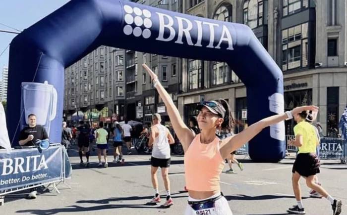 Sun tạo dáng trên đường chạy Berlin Marathon 2026. Ảnh: Telegraph