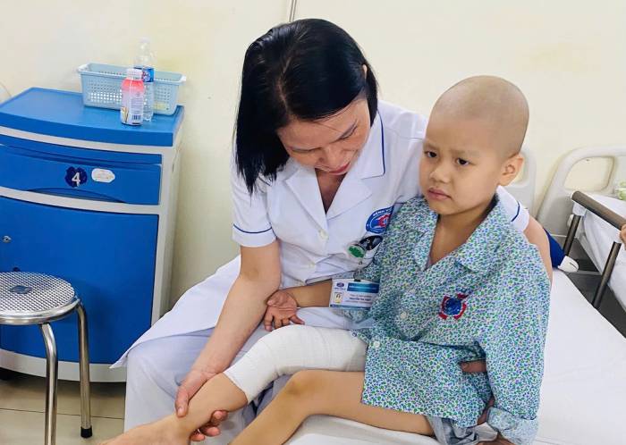 Tú những ngày điều trị tại viện. Ảnh: Gia đình cung cấp