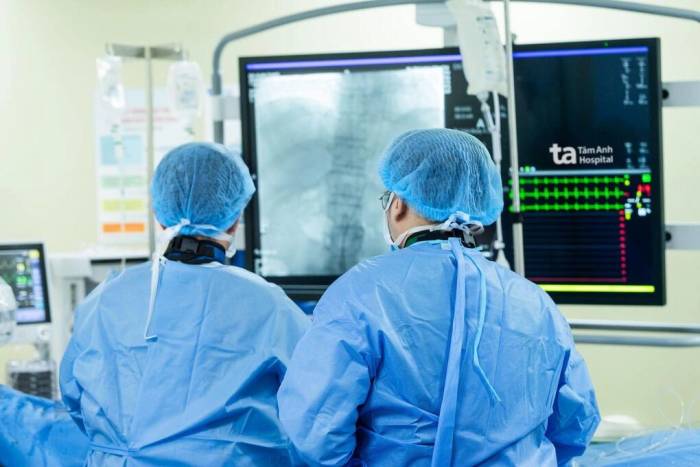 Bác sĩ Dũng (bên trái) và êkíp Trung tâm Ngoại Lồng ngực - Mạch máu đặt stent graft bằng kỹ thuật CERAB cho người bệnh. Ảnh: Bệnh viện Đa khoa Tâm Anh