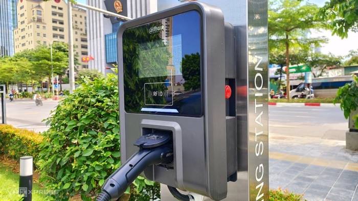 Một trạm sạc xe điện tại khu vực Hòa Lạc, Hà Nội. Ảnh: Lương Dũng