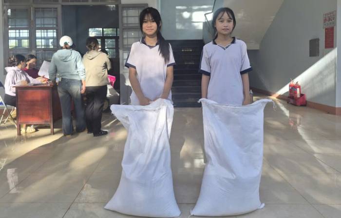 Học sinh vùng biên lần đầu nhận hỗ trợ gạo và tiền hỗ trợ.