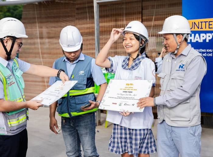 Chương trình Xây nền ước mơ trao hơn 600 suất học bổng cho con em công nhân xây dựng, vệ sinh môi trường và thoát nước đô thị. Ảnh: Coteccons