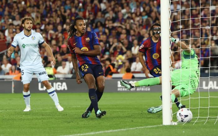 Jules Kounde đệm bóng ấn định chiến thắng 3-0. Ảnh: Reuters