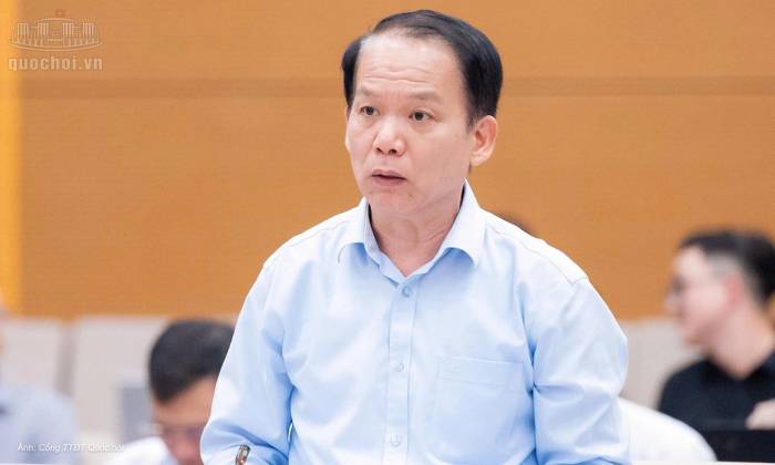 Bộ trưởng Tư pháp Hoàng Thanh Tùng trình dự án luật tại phiên họp chiều 2/10. Ảnh: Cổng TTĐT Quốc hội