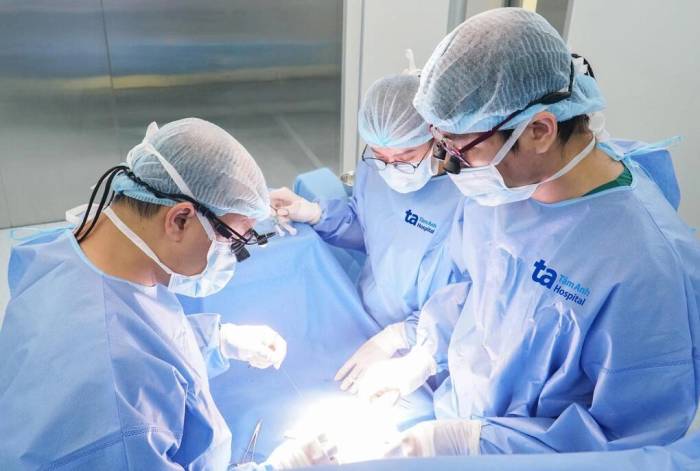 Bác sĩ Trọng (bên trái) cùng êkíp Ngoại Nhi phẫu thuật thoát vị bẹn cho bé gái 27 ngày tuổi. Ảnh: Bệnh viện Đa khoa Tâm Anh