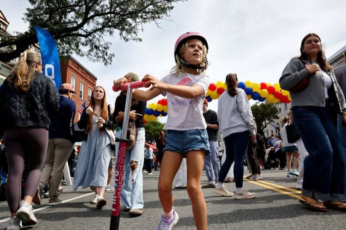 Quinn Fraser, 6 tuổi, cùng gia đình đến thăm Lễ hội Đường phố Nam Boston. Ảnh: Boston Globe