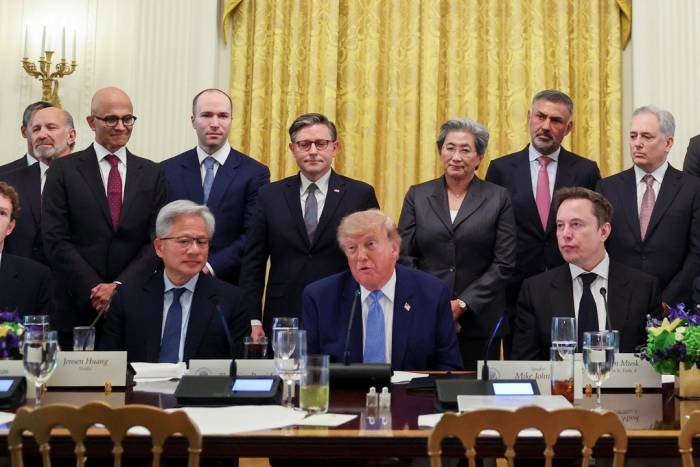 Elon Musk (ngồi, ngoài cùng bên phải) tham dự cuộc họp cùng Tổng thống Trump và các lãnh đạo công nghệ ở Phòng Đông, Nhà Trắng, hôm 29/9. Ảnh: AFP
