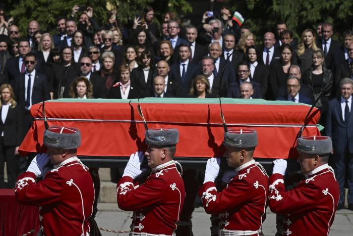 Đội danh dự khiêng quan tài Sa hoàng Samuel trong lễ bàn giao tại thủ đô Sofia, Bulgaria, ngày 3/10. Ảnh: AFP