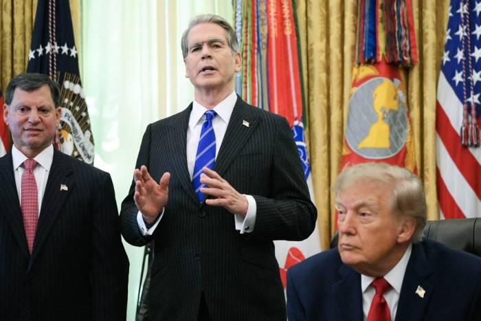 Bộ trưởng Tài chính Mỹ Scott Bessent phát biểu bên cạnh Tổng thống Donald Trump tại Phòng Bầu dục, Nhà Trắng, hôm 7/10. Ảnh: AFP