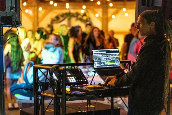 DJ tình nguyện tại đám cưới. Ảnh: People