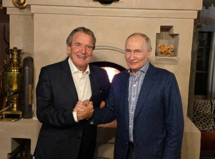 Tổng thống Nga Vladimir Putin (phải) và cựu thủ tướng Đức Gerhard Schroeder tại dinh thự của ông Putin, trong bức ảnh được công bố ngày 8/10. Ảnh: Reuters