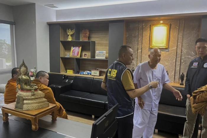 Ông Alongkot (áo trắng) làm việc với cảnh sát tại Bangkok hồi tháng 8 năm ngoái. Ảnh: BP