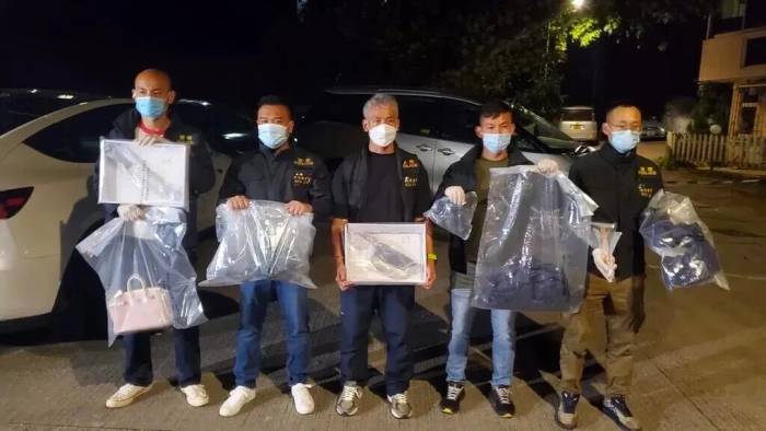 Những vật chứng được tìm thấy tại căn nhà ở thôn Lung Mei. Ảnh: HK01
