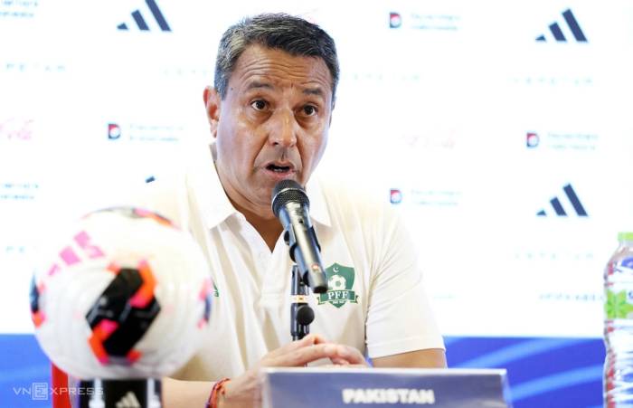 HLV người Peru Nolberto Solano của Pakistan họp báo sau trận thua Việt Nam 2-4 ở lượt cuối bảng B hạng Nhất FIFA ASEAN Cup 2026, trên sân Gelora Bung Karno, Jakarta, Indonesia ngày 2/10/2026. Ảnh: Đức Đồng
