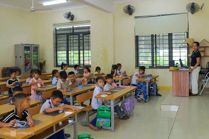 Học sinh học tại phân hiệu Tiểu học Quỳnh Tam hồi đầu tháng 10. Ảnh: Đức Hùng