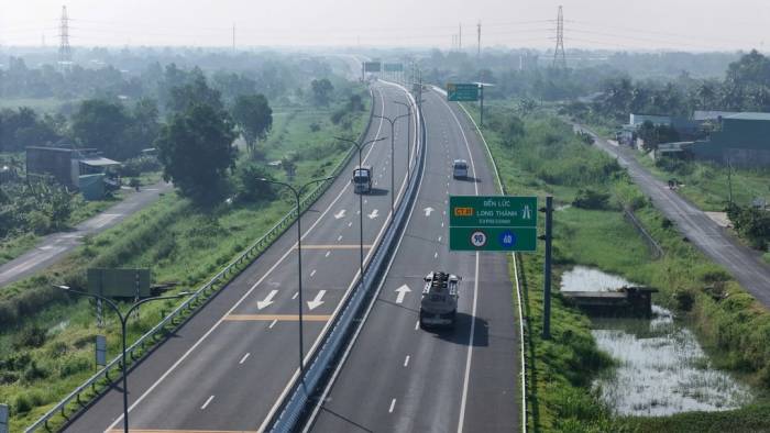 Xe chạy vào cao tốc Bến Lức - Long Thành, đoạn gần nút giao Mỹ Yên ở đầu tuyến để về Đồng Nai, sáng 1/10. Ảnh: Minh Hoàng