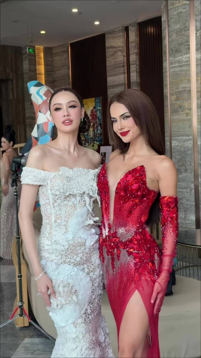 Emma Lê tạo dáng bên các thí sinh Miss Universe Vietnam 2026