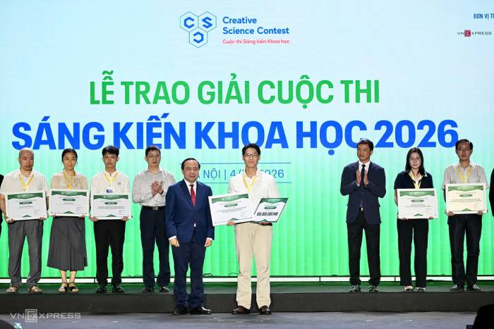 Bộ trưởng Vũ Hải Quân trao giải nhất Sáng kiến Khoa học 2026. Ảnh: Giang Huy