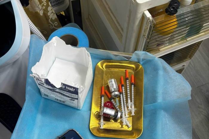 Các dụng cụ y tế không rõ nguồn gốc. Ảnh: Công an cung cấp