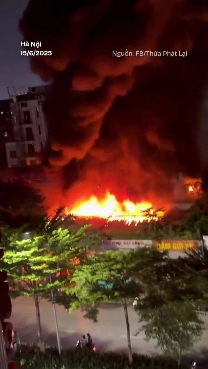 Cửa hàng bán xe máy SH bốc cháy ngùn ngụt trong đêm