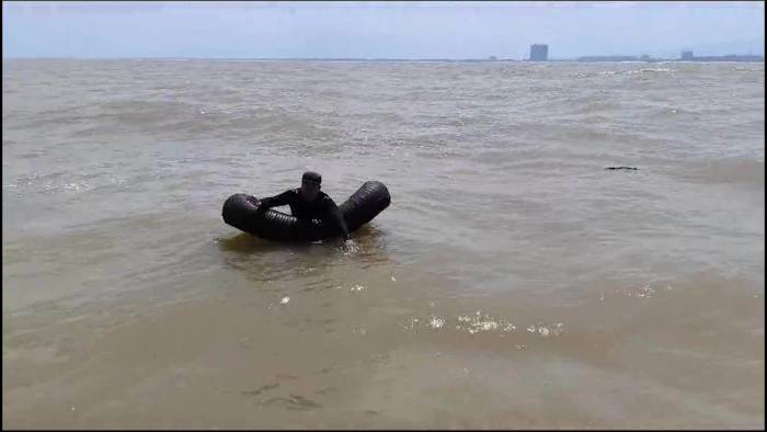 Đi thả lưới, người đàn ông bị sóng cuốn ra biển