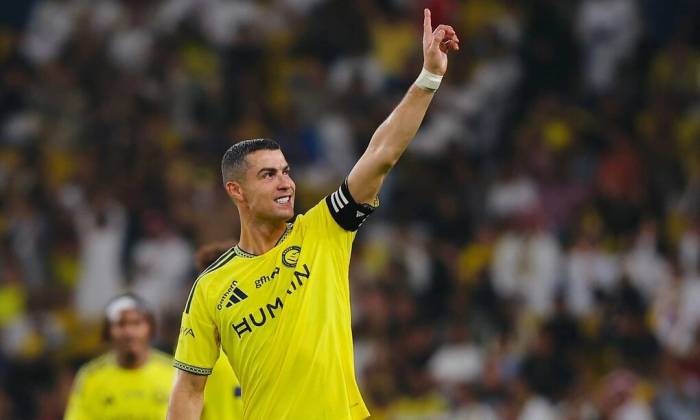 Cristiano Ronaldo giơ tay ăn mừng sau khi ghi bàn trong trận Al Nassr gặp Al Diriyah ở vòng 8 Saudi Pro League trên sân Al Awwal Park, thành phố Riyadh, Arab Saudi tối 9/10/2026. Ảnh: Al Nassr