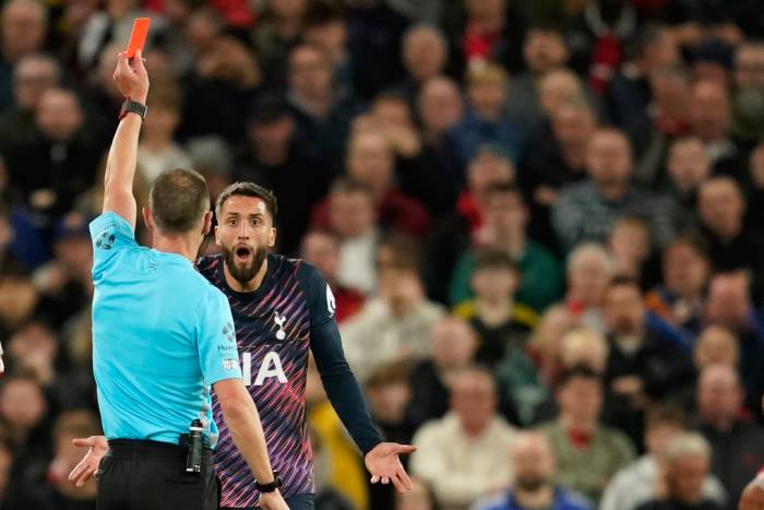 Rodrigo Bentancur của Tottenham nhận thẻ đỏ trong trận gặp Man Utd ở Ngoại hạng Anh tại Manchester, Anh, ngày 10/10/2026. Ảnh: AP