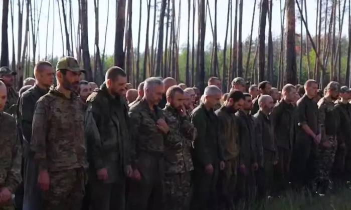 Những người được cho là tù binh Nga trong ảnh được quân đội Ukraine công bố ngày 28/9. Ảnh: ZSU