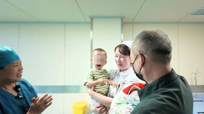 Con trai 2 tuổi của bà Trương hát mừng em gái chào đời. Ảnh: iFeng