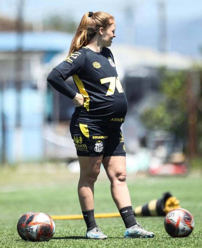 Ketlen Wiggers trên sân tập của Santos FC năm 2025, dù mang thai ở tháng thứ 8. Ảnh: STFC