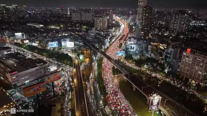 Kẹt xe trên đường Điện Biên Phủ đoạn qua ngã tư Hàng Xanh trong trận mưa lớn đêm 1/10. Ảnh: Thanh Tùng