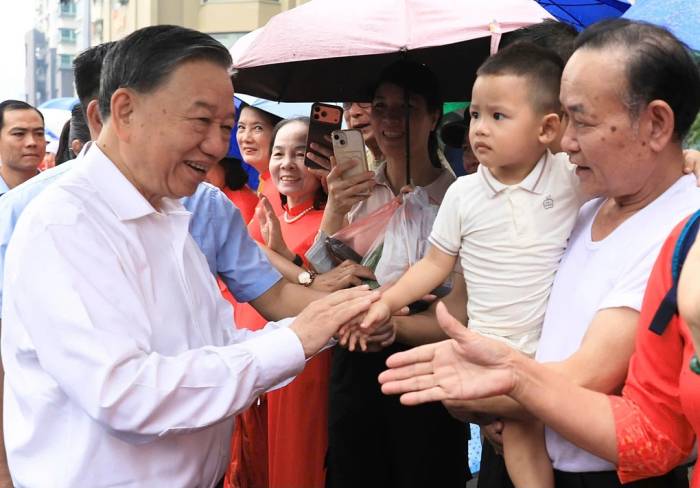 Tổng Bí thư, Chủ tịch nước Tô Lâm trò chuyện với người dân ở phường Cầu Giấy. Ảnh Quang Thái