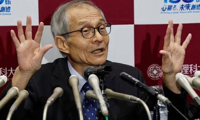 Giáo sư Kenso Soai tại buổi họp báo ở Tokyo hôm 7/10. Ảnh: Reuters
