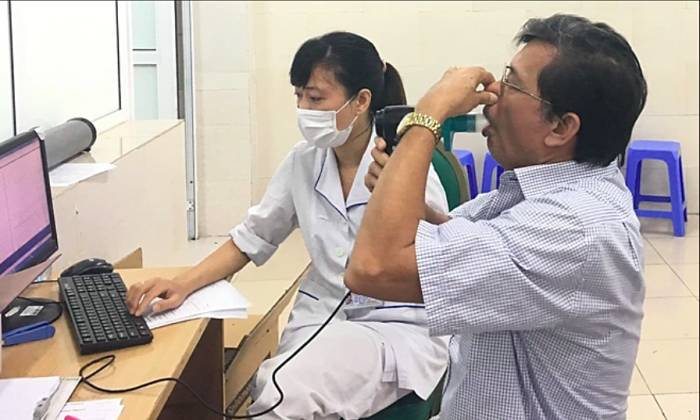 Một bệnh nhân khám hô hấp tại Bệnh viện Bạch Mai. Ảnh:Lê Nga.