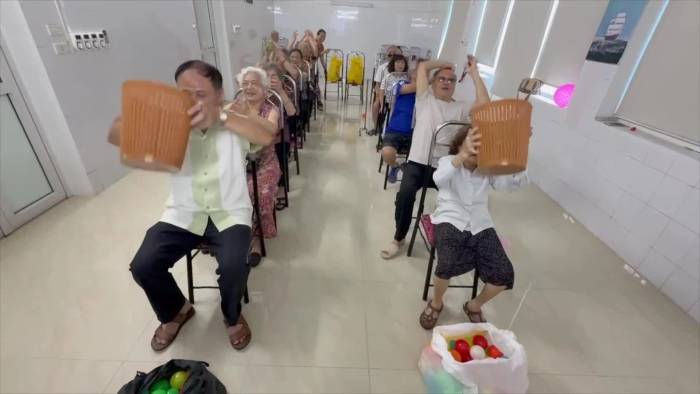 Nô nức đi dưỡng lão bán trú công lập ở Hà Nội