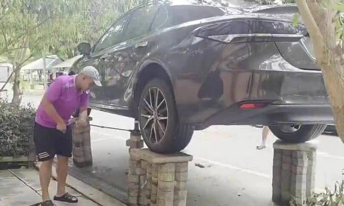 Ôtô thoát ngập nhờ chồng gạch cao nửa mét