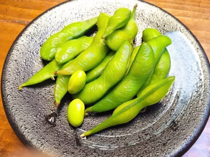 Đậu nành luộc giàu chất dinh dưỡng góp phần kiểm soát cholesterol. Ảnh: Kim Uyên