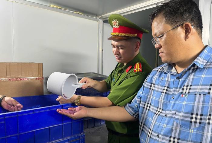 Công an làm việc với Nguyễn Thế Vinh (áo kẻ) tại cơ sở. Ảnh: Công an cung cấp