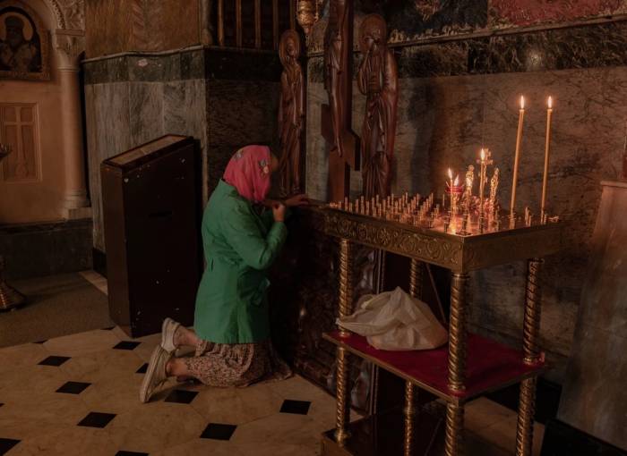 Người dân cầu nguyện tại tu viện  Kiev-Pechersk Lavra. Ảnh: WSJ