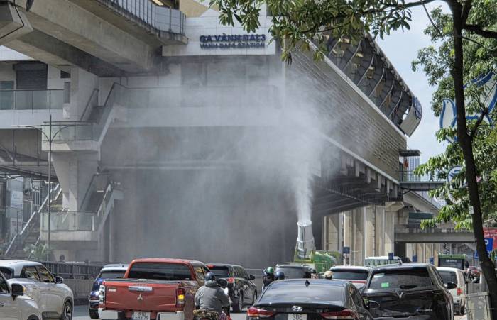 Hà Nội phun sương dập bụi