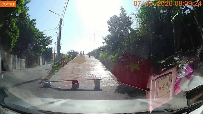 Người dân phơi lúa chặn đường ôtô 