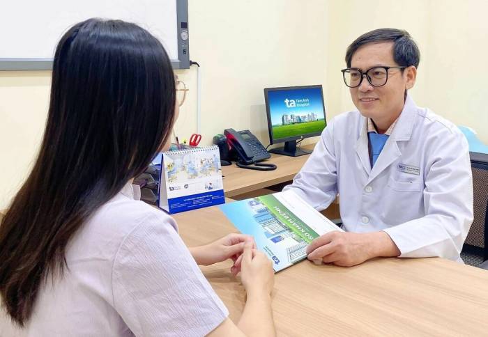 Bác sĩ Vinh tư vấn cho người bệnh. Ảnh minh họa: Bệnh viện Đa khoa Tâm Anh