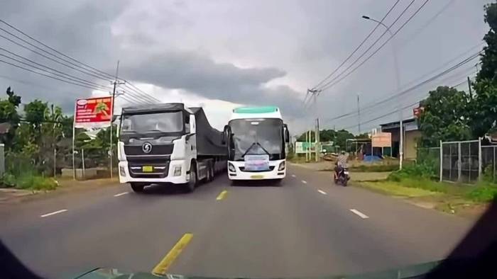 Lấn làn ẩu, xe khách buộc phải đi ngược chiều