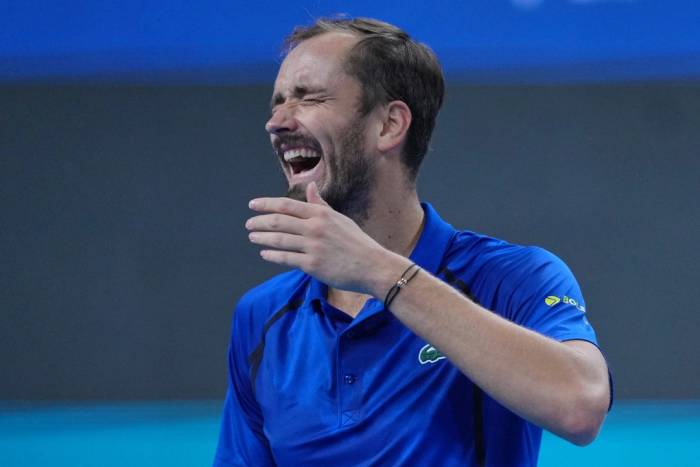 Medvedev trong trận bán kết đơn nam gặp Djokovic tại Trung Quốc Mở rộng, trên sân Capital Group Diamond thuộc Trung tâm Quần vợt Quốc gia, Bắc Kinh, Trung Quốc ngày 5/10/2026. Ảnh: AP