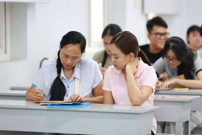 Tân sinh viên trường Đại học Luật TP HCM cùng phụ huynh làm thủ tục nhập học, ngày 29/8. Ảnh: Đại học Luật TP HCM