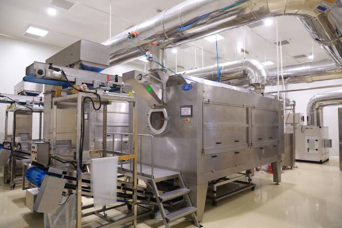 Một góc dây chuyền đóng gói khép kín, tự động hóa bên trong nhà máy sản xuất hiện đại của Nhất Hương. Ảnh: Nhất Hương